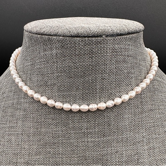 Bee Charm Pearl Necklace - Picture 3 of 8
